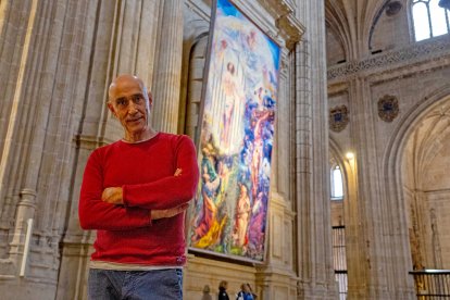 Maíllo delante de su obra en la catedral de Salamanca