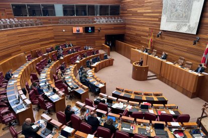 El hemiciclo de las Cortes, con numerosos escaños vacíos durante el desarrollo del pleno.