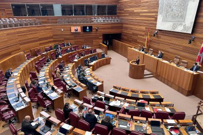 El hemiciclo de las Cortes, ayer con numerosos escaños vacíos durante el desarrollo del pleno.
