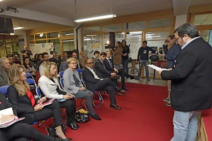 El director de Cives Mundi, Joaquín Alcalde, de pie, habla en unas jornadas de El Hueco ante la atenta mirada de Begoña Gómez, a la izquierda.