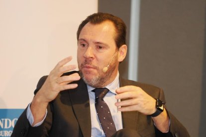 El ministro de Transportes y Movilidad Sostenible, Óscar Puente, participa en el Club de Prensa de El Mundo de Castilla y León.