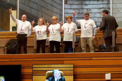 Cinco personas muestran camisetas a favor del Lexit durante el pleno de las Cortes.