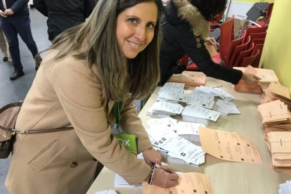 La procuradora de Vox por Burgos, Ana Rosa Hernando, vota en unas elecciones. Imagen de archivo