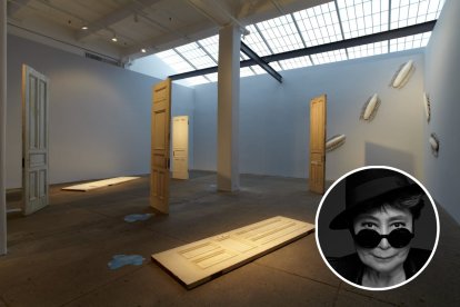 Imagen de una de las partes de la exposición de Yoko Ono junto a una foto de la artista.