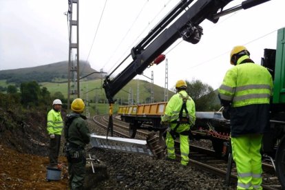 Obras de Adif en la línea del AVE Palencia-Cantabria.