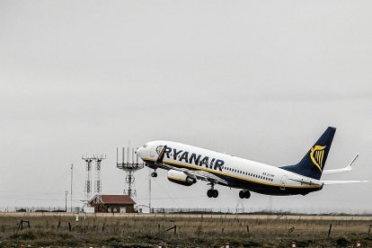 Avión despegando del aeropuerto de Villanubla.