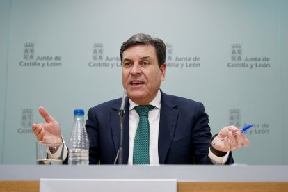 El portavoz de la Junta y consejero de Economía y Hacienda, Carlos Fernández Carriedo, comparece en rueda de prensa posterior al Consejo de Gobierno.