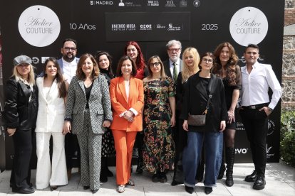 La directora general de Comercio y Consumo de la Junta, María Pettit, el presidente de la CEOE Castilla y León, Santiago Aparicio, junto con los Once diseñadores de Castilla y León abren la X edición de la pasarela de Atelier Couture, en el marco de la Semana de la Moda de Madrid.