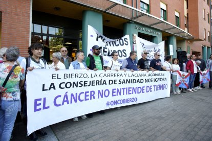 Concentración de la plataforma Oncobierzo bajo el lema #PorUnaSanidadDigna ante las dependencias de la Junta de Castilla y León en Ponferrada.