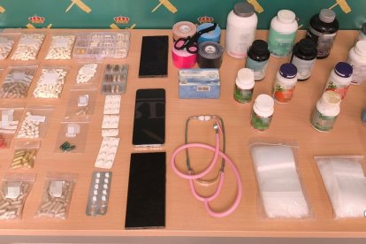 Pastillas y objetos incautados en el registro de la vivienda de la falsa doctora en Burgos.