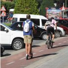 Un hombre circula en patinete y otro en bici por la avenida La Paz. - ISRAEL L. MURILLO