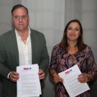 Domiciano Curiel y Miriam Andrés firman el acuerdo de gobierno Vamos Palencia-PSOE.-ICAL