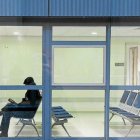 Una persona permanece en la sala de espera del Hospital Universitario de Burgos.- E.M.