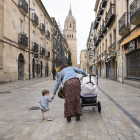 Una mujer pasea con su hijo pequeño por las calles de Salamanca, en una imagen de archivo.- ICAL