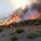 Operativo antiincendios durante la reactivación del flanco izquierdo del fuego originado en el campo de tiro del Teleno.- Ical