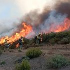 Operativo antiincendios durante la reactivación del flanco izquierdo del fuego originado en el campo de tiro del Teleno.- Ical