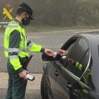 Un guardia civil realizando la prueba de alcoholemia. / E.M.