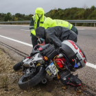 Agentes de la Guardia Civil levantan una moto tras un accidente en Salamanca, en una imagen de archivo.- ICAL