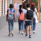 Un grupo de estudiantes accede con sus mochilas a un instituto de Valladolid, en una imagen de archivo. D.V.