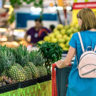 Una mujer realiza la compra en un supermercado.- E. M.