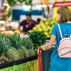 Una mujer realiza la compra en un supermercado.- E. M.
