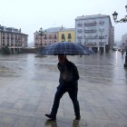 Imagen de archivo de un transeúnte bajo la lluvia en Ponferrada.- ICAL.