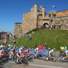 Corredores y espectadores durante el mundial de ciclismo de Ponferrada frente al Castillo de los Templarios. -ICAL.