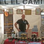 El ingeniero agrónomo Manuel Garrido Barros con sus mieles en una feria. / L.P.