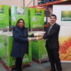Maritza Velasco (Banco de Alimentos de Palencia) y Paco Hevia (Gullón). / E.M.