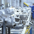 Un trabajador en las instalaciones de la planta de Benteler en Burgos. EL MUNDO