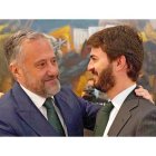 El presidente de las Cortes Carlos Pollán saluda a Juan García-Gallardo. - ICAL