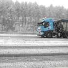Nieve en una carretera de León, en una imagen de archivo. -ICAL