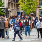 Varias personas pasean por una concurrida calle del centro de Soria.- MARIO TEJEDOR
