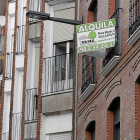 Un cartel de piso en alquiler en Valladolid. -E.M.