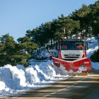 Una máquina quitanieves limpia una carretera de la Comunidad.- ICAL