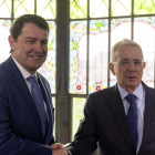 El presidente de la Junta de Castilla y León, Alfonso Fernández Mañueco, mantiene un encuentro con el expresidente de Colombia Álvaro Uribe Vélez en la Casa Lis de Salamanca