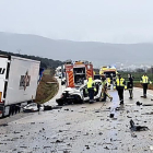 El coche y el camión instantes después del accidente en Soria