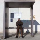 Una persona mayor busca una brigada para refugiarse del frío en Zamora