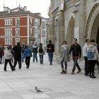 Turistas acceden a la Catedral de Burgos.