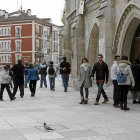 Turistas acceden a la Catedral de Burgos.