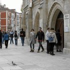 Turistas acceden a la Catedral de Burgos.
