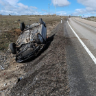 Vehículo volcado tras un accidente de tráfico en el término de Omeñaca