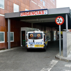 Ambulancia en la entrada de Urgencias del hospital Virgen de la Concha de Zamora.