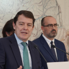 El presidente de la Junta, Alfonso Fernández Mañueco, y el alcalde de Ponferrada, Marco Morala.