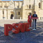 El secretario general del PSOE de León, Javier Alfonso Cendón, y la secretaria de Organización, Nuria Rubio, en su comparecencia ante la Real Basílica de San Isidoro.