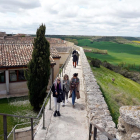 Turistas paseando en la muralla de Urueña