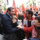 Óscar Puente saluda a simpatizantes tras el Comité Federal del PSOE