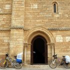 Bicicletas aparcadas en la puerta de la iglesia de San Martín de Frómista, en Palencia