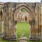 Panorámica del impresionante claustro del monasterio de San Juan de Duero en la ciudad de Soria.