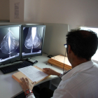 Un radiólogo observa las imágenes tomadas por el mamógrafo en el Hospital Río Hortega de Valladolid.